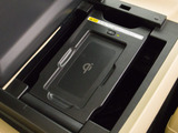 オプション【置くだけ充電器】搭載車両です!!ケーブル要らずで置くだけで充電できる人気の装備です!!