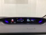 デジタル表示のスピードメーターとタコメーターを大きく配した見やすいメーター部になっています。左側のインフォメーション画面でオドメーターや燃費などの情報を確認できます。