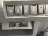 【車線逸脱警報機能(車線逸脱警報システム)】走行中にクルマが車線をはみ出した際に、ブザーなどの警報が鳴り、危険を知らせます。機能には限界があるためご注意ください。