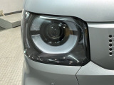 LEDヘッドライトは、点灯の瞬間から最大光量を発揮し、突然暗くなるトンネルなどでの安定感を高めます。