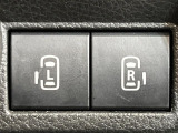 【両側パワースライドドア】スマートキーや運転席のスイッチで後席両側スライドドアの開閉が可能♪電動だから力を入れてドアを開ける必要が無く、小さなお子様でも簡単に開け閉めでき快適です♪