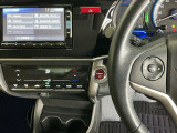 オートエアコンで、毎日のドライブを快適に。温度、風量を自動で調整し、理想的な車内環境を提供します。