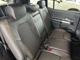 メルセデスのシートは少し硬めになっております。長時間の運転の際、適度な反発があることでお尻や腰の負担を減らす効果が御座います。