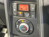 【オートエアコン】一度お好みの温度に設定すれば、車内の温度を検知し風量や温度を自動で調整。暑い&hellip;寒い&hellip;と何度もスイッチ操作をする必要はありません。快適な車内空間には必須の機能ですね♪