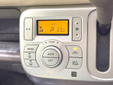 【オートエアコン】一度お好みの温度に設定すれば、車内の温度を検知し風量や温度を自動で調整。暑い&hellip;寒い&hellip;と何度もスイッチ操作をする必要はありません。快適な車内空間には必須の機能ですね♪
