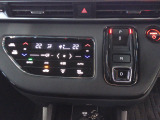 オートエアコンは左右席で独立温度コントロールが可能です。運転席はキンキンに冷やして助手席はマイルドにと言った設定が可能です。暑さ寒さでケンカすることもなくなりますね。