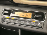 【オートエアコン】一度お好みの温度に設定すれば、車内の温度を検知し風量や温度を自動で調整。暑い&hellip;寒い&hellip;と何度もスイッチ操作をする必要はありません。快適な車内空間には必須の機能ですね♪