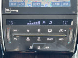 【左右独立温度コントロール式フルオートエアコン(DUAL/SYNC)】運転席側と助手席側でそれぞれ自由に温度設定ができ、快適な風量やモードなどを自動調整します!