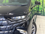 【LEDヘッドライト】悪天候や夜間走行時も良好な視界を確保し安心して運転できる高輝度LEDヘッドライトを装備!点灯速度が早く、消費電力も抑えられています。