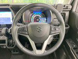 インテリアに合わせたデザインのステアリングは、運転される方のことも考え、運転しやすい形状、大きさです。是非一度、実際に触ってお確かめください。