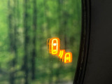 【ブラインドスポットモニター】走行中、ドアミラーの死角になりやすい箇所に後続車が接近するとサイドミラー付近に警告を表示、ドライバーに注意喚起をしてくれます。