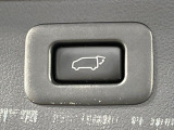 【パワーバックドア】スマートキーや運転席のボタンを押すだけでリアゲートが自動で開閉します!荷物を持っている時や、高い位置にあるバックドアを閉める際に便利な機能です♪