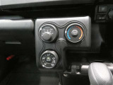 調整が容易なマニュアルエアコンです。夏は快適に、冬も車内の曇りを取ってくれるので安全です♪