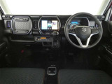 運転席・助手席を入れたインストルメントパネル全体画像です。