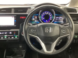 【ハンドル】運転にかかわる様々な操作を安全に行えるように視点移動が少なく操作性に配慮されたスイッチ類が凝縮されたコックピットです。