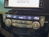 【オートエアコン】一度お好みの温度に設定すれば、車内の温度を検知し風量や温度を自動で調整。暑い&hellip;寒い&hellip;と何度もスイッチ操作をする必要はありません。快適な車内空間には必須の機能ですね♪