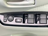 【電動格納ミラー】サイドミラーは電動格納式となっており、狭い駐車場でもキズがつくリスクを抑えられます。