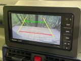 【バックカメラ】駐車時に後方がリアルタイム映像で確認できます。大型商業施設や立体駐車場での駐車時や、夜間のバック時に大活躍!運転スキルに関わらず、今や必須となった装備のひとつです!