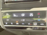 【オートエアコン】一度お好みの温度に設定すれば、車内の温度を検知し風量や温度を自動で調整。暑い&hellip;寒い&hellip;と何度もスイッチ操作をする必要はありません。快適な車内空間には必須の機能ですね♪