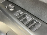 【電動格納ミラー】サイドミラーは電動格納式となっており、狭い駐車場でもキズがつくリスクを抑えられます。