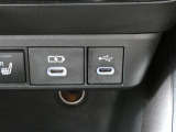 充電用USB端子付き。スマートフォンなどの充電に便利です。