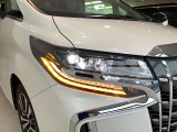 三眼LEDヘッドライト&シーケンシャルウィンカー(流れるウィンカー)&AHS(アダプティブ・ハイビーム・システム)・LEDフォグランプ付き!!