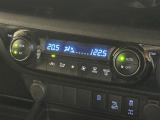 【左右独立オートエアコン】左右独立型、いわゆるデュアルエアコンです。運転席と助手席でそれぞれお好みの温度を設定可能です。