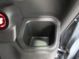 運転席右側のドリンクホルダーです。