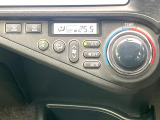 【オートエアコン】一度お好みの温度に設定すれば、車内の温度を検知し風量や温度を自動で調整。暑い&hellip;寒い&hellip;と何度もスイッチ操作をする必要はありません。快適な車内空間には必須の機能ですね♪