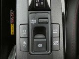 電動パーキングブレーキを搭載。スイッチ操作でパーキングブレーキを作動・解除することが可能なため操作に力は不要ですよ♪