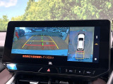 【パノラミックビューモニター】専用のカメラにより、上から見下ろしたような視点で360度クルマの周囲を確認することができます☆死角部分も確認しやすく、狭い場所での切り返しや駐車もスムーズに行えます。