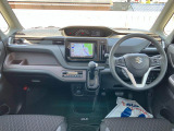 ブラック基調のカラーセンターメーター!クールなインパネ!運転席側に【インパネアッパーボックス】増設。