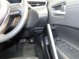 電動格納式ミラーです。ボタン一つで開閉できるのですれ違い時や駐車時に便利です!