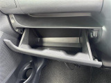 【グローブボックス】大容量のグローブボックスです!!車検証ケース他、日頃使う小物類の収納スペースもたくさんあります!