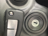 【キーレス】少し離れた場所からでもボタン一つでドアの開錠・施錠ができるのでとっても便利!ドアの鍵穴周りに傷をつけることもありません♪