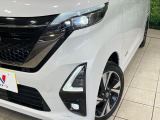 【LEDヘッドライト】悪天候や夜間走行時も良好な視界を確保し安心して運転できる高輝度LEDヘッドライトを装備!点灯速度が早く、消費電力も抑えられています。
