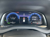 スッキリしたデザインのメーターは運転時の視線移動が少なくて済むので、安全性にも一役かってくれます。