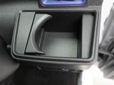 カップホルダーは運転席や助手席からちょうど手の届く位置です!!