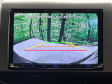 【バックカメラ】駐車時に後方がリアルタイム映像で確認できます。大型商業施設や立体駐車場での駐車時や、夜間のバック時に大活躍!運転スキルに関わらず、今や必須となった装備のひとつです!