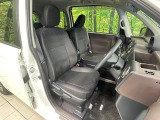 運転席まわりには十分なスペースがあり、大柄な方でもゆったり運転していただける環境です。
