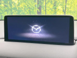 【10.25インチマツダコネクト】車内の雰囲気にマッチした大型ディスプレイ。スマホ接続でのナビ使用やBluetooth再生等、様々な機能が楽しめます。直感的なダイヤル操作が可能で、使い勝手も良好です。