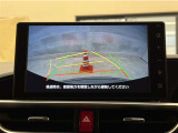 バックガイドモニター付きです。車の後方に小型カメラが付いており、バックする際の後方の様子をモニター上に表示します。