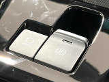 【電動パーキングブレーキ】パーキングブレーキは便利な電動式!ボタン一つで操作でき、アクセルを踏めば自動で解除されます♪レバーやペダルが無いので運転席廻りもすっきりしますね♪