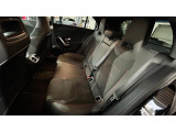 メルセデスのシートは少し硬めになっております。長時間の運転の際、適度な反発があることでお尻や腰の負担を減らす効果が御座います。