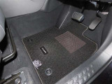 内装工程では、中古車を気持ちよくお乗りいただけるよう清掃しています。ニオイの元となるフロアカーペットまで洗浄・消臭済み?