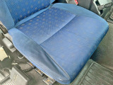運転席座面にヘタリと破れがあります。