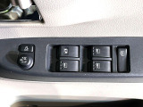 【電動格納ミラー】サイドミラーは電動格納式となっており、狭い駐車場でもキズがつくリスクを抑えられます。