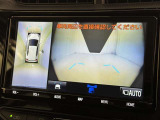 パノラミックビューモニターを装備。駐車場や交差点でクルマを真上から見るように周囲を確認できます。機能の詳細は販売店スタッフまでおたずねください。