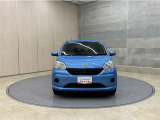お車購入のポイントとなるフロントマスクです!シャープな目つきが印象的なデザインのヘッドランプです。