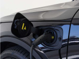 急速充電器は、商業施設など外出先の公共の充電ステーションでご利用いただけます。CHAdeMOに対応し、短時間で急速充電!150kWの急速充電器を使用した場合、充電率10%から80%まで、約32分で充電できます。